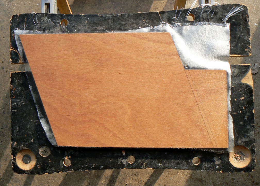 Voici l'une des deux "joues" du puits de d&eacute;rive, que je stratifie sur la face qui sera vers l'int&eacute;rieur du puits, afin de la "blinder" contre l'usure provoqu&eacute;e par les mouvements de la d&eacute;rive, avec la friction du sable, des cailloux, etc. 