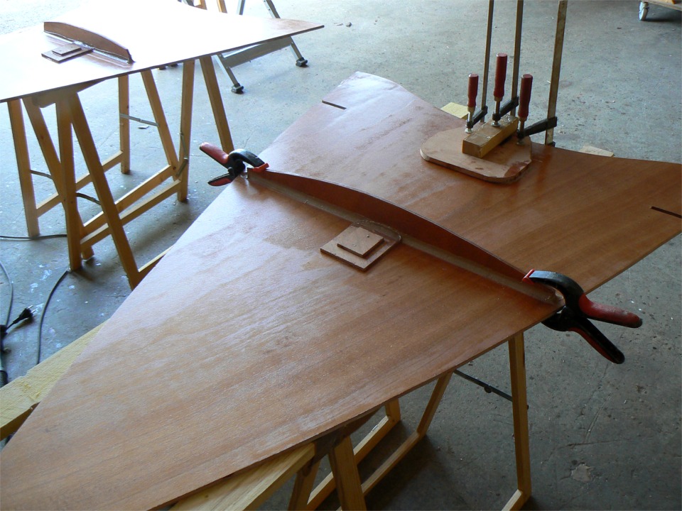 Voici la face inf&eacute;rieure du panneau du caisson arri&egrave;re. Je viens de coller un raidisseur transversal pour limiter sa flexion, et un renfort en deux couches de contreplaqu&eacute; de 6 mm &agrave; l'endroit o&ugrave; je fixerai un taquet d'amarrage. 