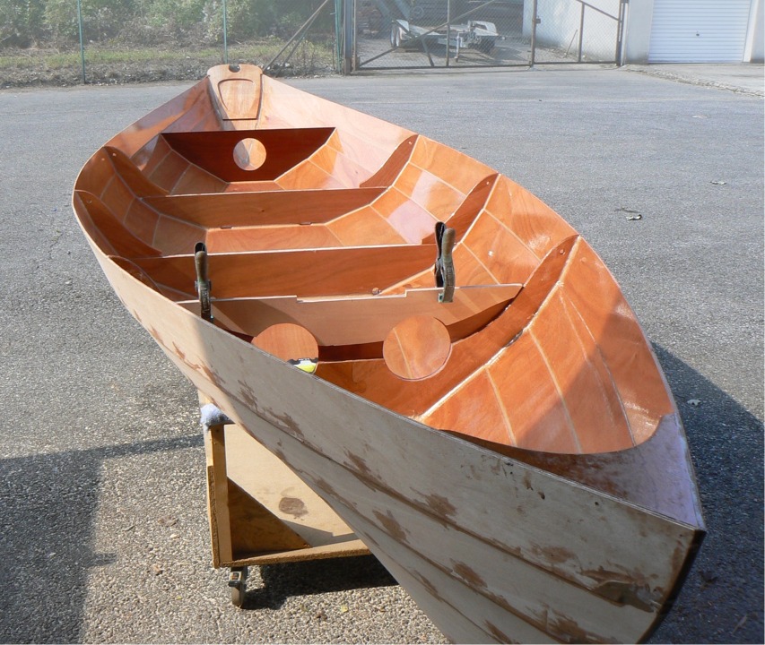 Dernier essayage du renfort du haut de la cloison du caisson avant. Ce renfort participera &agrave; la tenue de l'&eacute;tambrai en r&eacute;partissant la charge sur toute la cloison avant, en plus du panneau de dessus. 