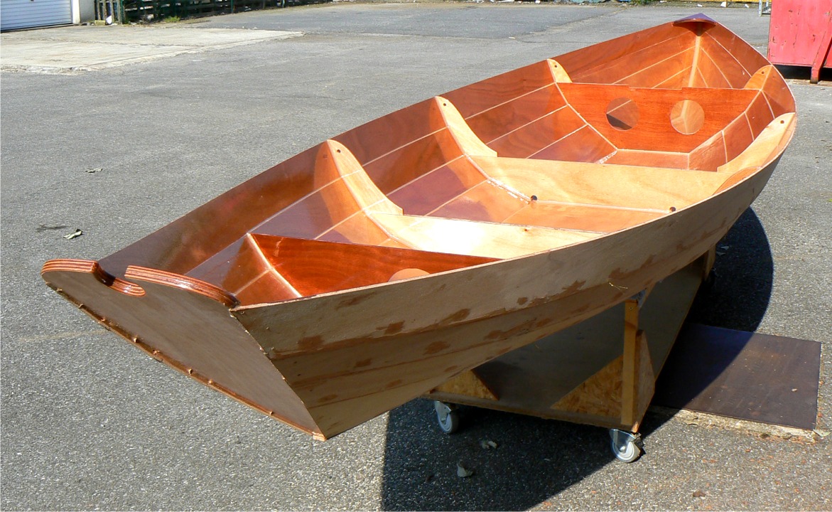 J'ai pass&eacute; une seconde couche d'&eacute;poxy "claire" sur toute la surface int&eacute;rieure du Doris 17. 