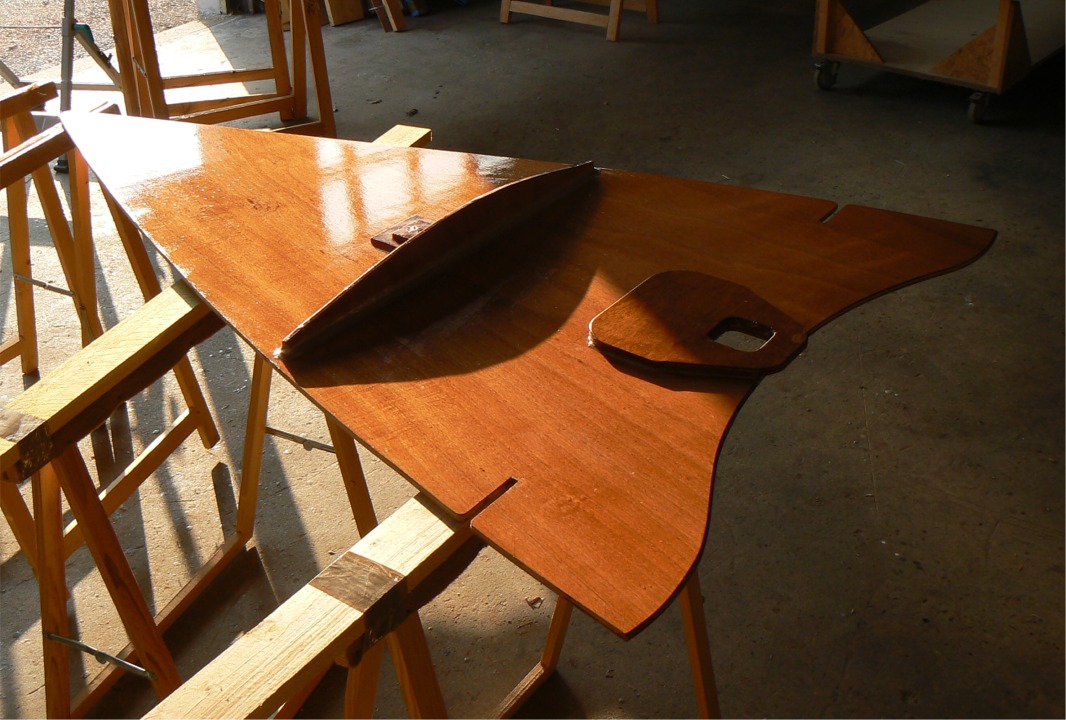 J'ai aussi pass&eacute; une seconde couche d'&eacute;poxy sur la face inf&eacute;rieure des panneaux de dessus des caissons, juste avant de coller ces panneaux en place.