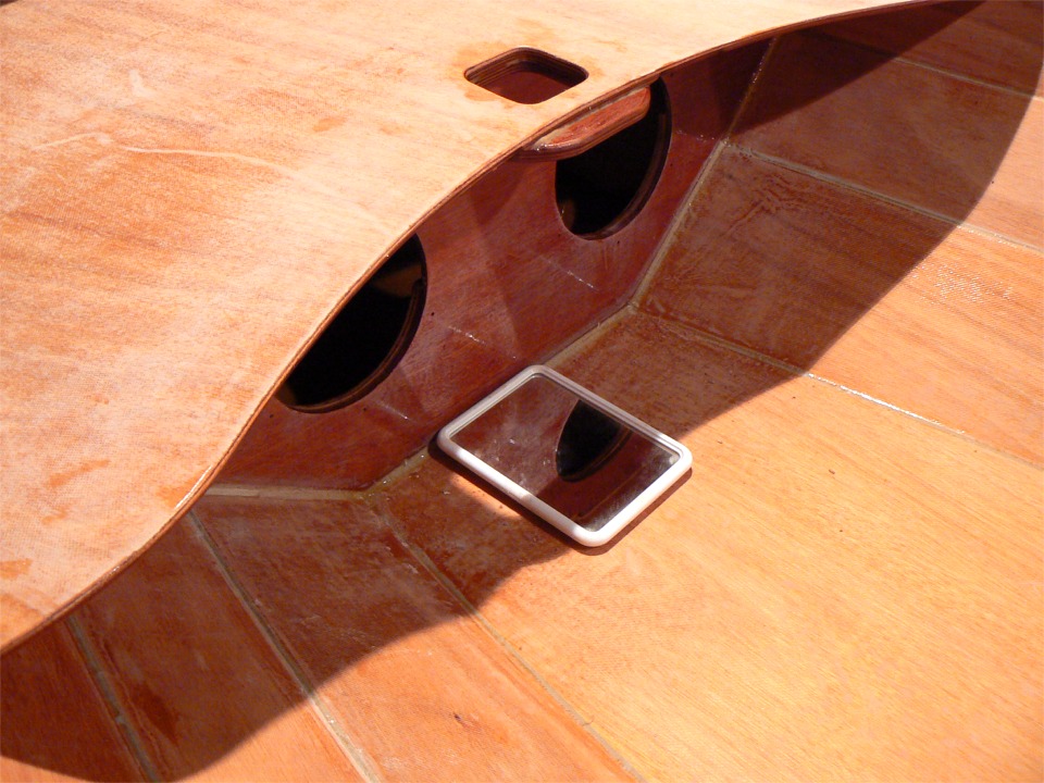 J'utilise ce petit miroir afin de v&eacute;rifier que le dessus du caisson est bien jointif sur le haut de la cloison. Je retournerai le bateau dans une phase ult&eacute;rieure pour faire de bons gros joints-cong&eacute;s dans l'angle entre la face ext&eacute;rieure de la cloison et la face inf&eacute;rieure du panneau de dessus. 