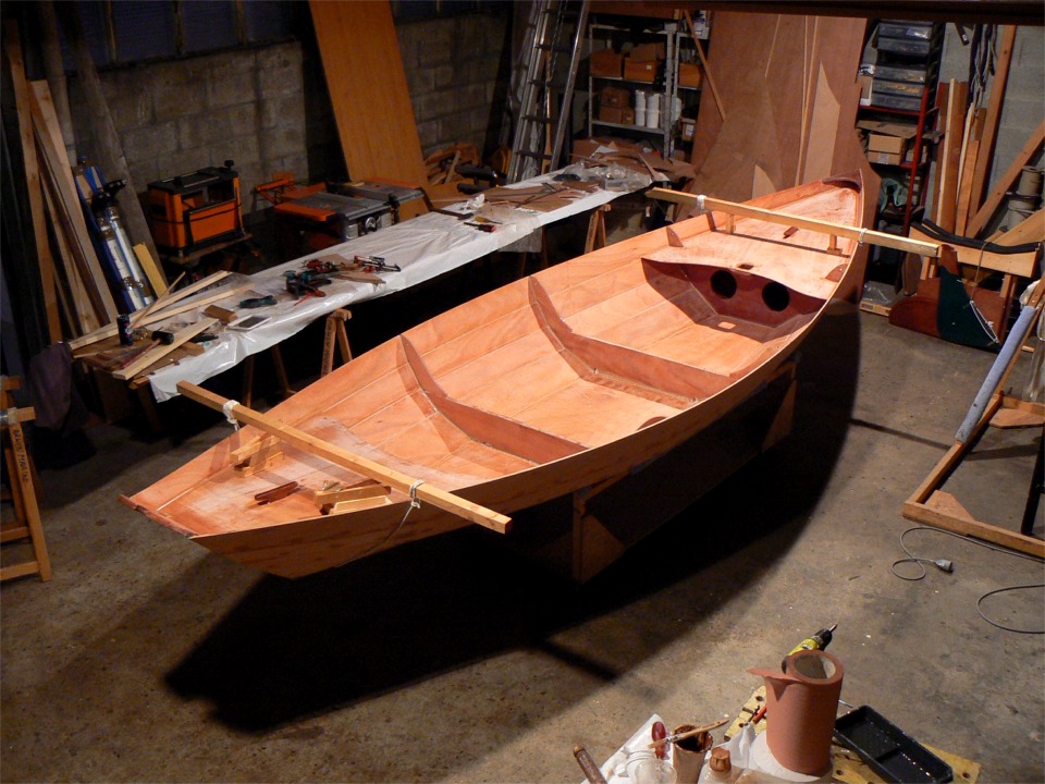 Comme l'&eacute;clairage le montre, j'ai fini ce collage assez tardivement : la fermeture des caissons est un collage qui ne supporte pas l'approximation, et il faut prendre le temps de bien travailler...