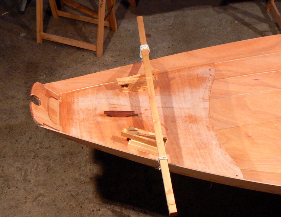 Je suis tr&egrave;s content de ma solution pour mettre les panneaux en pression en leur donnant la l&eacute;g&egrave;re flexion concave requise par la tonture ! Le tasseau est amarr&eacute; autour de la coque et des cales sont empil&eacute;es jusqu'&agrave; obtenir la pression ad hoc, finalis&eacute;e par les cales en biseau rentr&eacute;es en force (mod&eacute;r&eacute;e, tout de m&ecirc;me). 