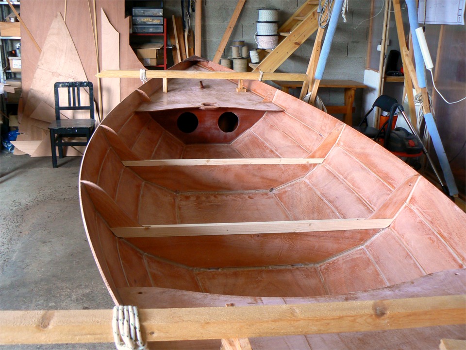 Le lendemain matin, essayage des rehausseurs des membrures 2 et 3 : 30 mm pour la 2 et 40 mm pour la 3. Celui de la membrure 2 a pour fonction premi&egrave;re d'augmenter la capacit&eacute; du r&eacute;servoir de ballast qui sera situ&eacute; devant la membrure qui constituera sa cloison arri&egrave;re. L'autre permet de r&eacute;tablir l'harmonie de hauteur des bancs. 