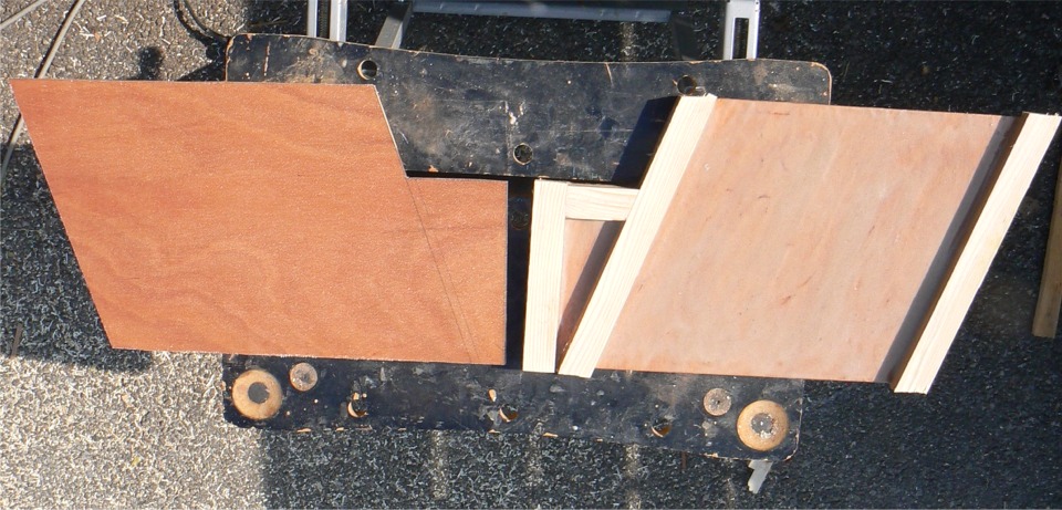 Revoil&agrave; les deux "joues" du puits de d&eacute;rive : celle de gauche est encore brute de stratification, celle de droite a d&eacute;j&agrave; &eacute;t&eacute; enduite d'&eacute;poxy charg&eacute;e et la structure interne du puits est coll&eacute;e dessus. Je vais maintenant enduire la "joue" de gauche et appliquer par dessus la "joue" droite. 