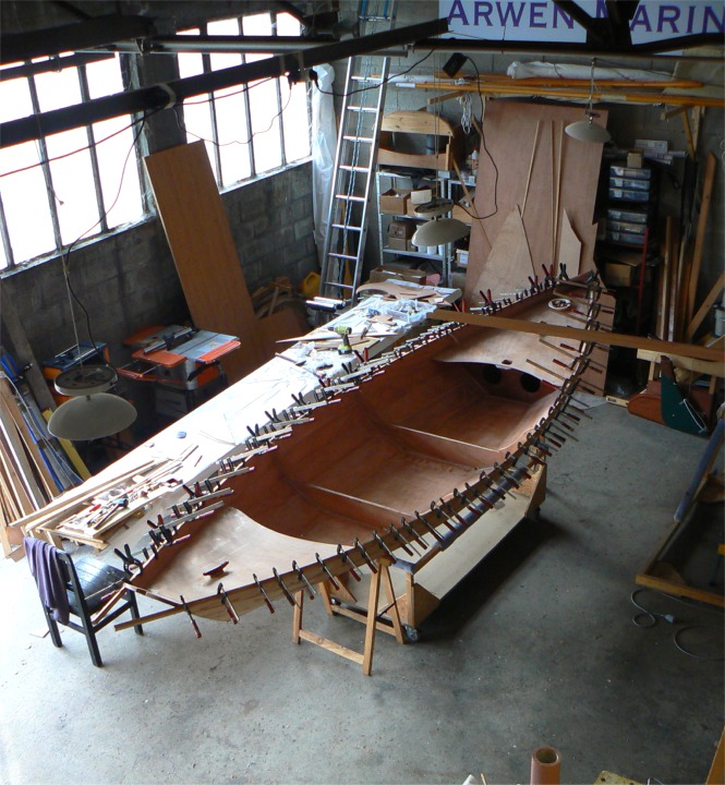 Je suis pass&eacute; au collage du premier pli des listons : comme dans presque tous nos kits, ces listons sont coll&eacute;s en deux &eacute;paisseurs afin de faciliter leur cintrage sans &eacute;tuvage, car ces listons sont g&eacute;n&eacute;reusement dimensionn&eacute;s afin de rigidifier consid&eacute;rablement le haut de la coque. 