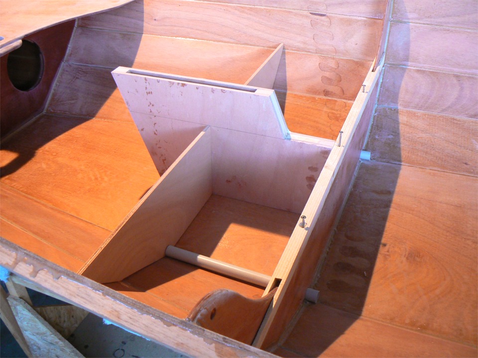 Essayage du puits de d&eacute;rive et des &eacute;l&eacute;ments du r&eacute;servoir de ballast liquide. Les tuyaux en PVC permettent &agrave; l'eau embarqu&eacute;e dans le compartiment avant de s'&eacute;couler vers le compartiment milieu o&ugrave; elle sera &eacute;cop&eacute;e ou &eacute;vacu&eacute;e par des "vide-vite". Le ballast sera en fait contenu dans deux r&eacute;servoirs s&eacute;par&eacute;s, un de chaque cot&eacute; du puits de d&eacute;rive, connect&eacute;s par un tuyau qui traversera la structure du puits au pied de la membrure 2. 