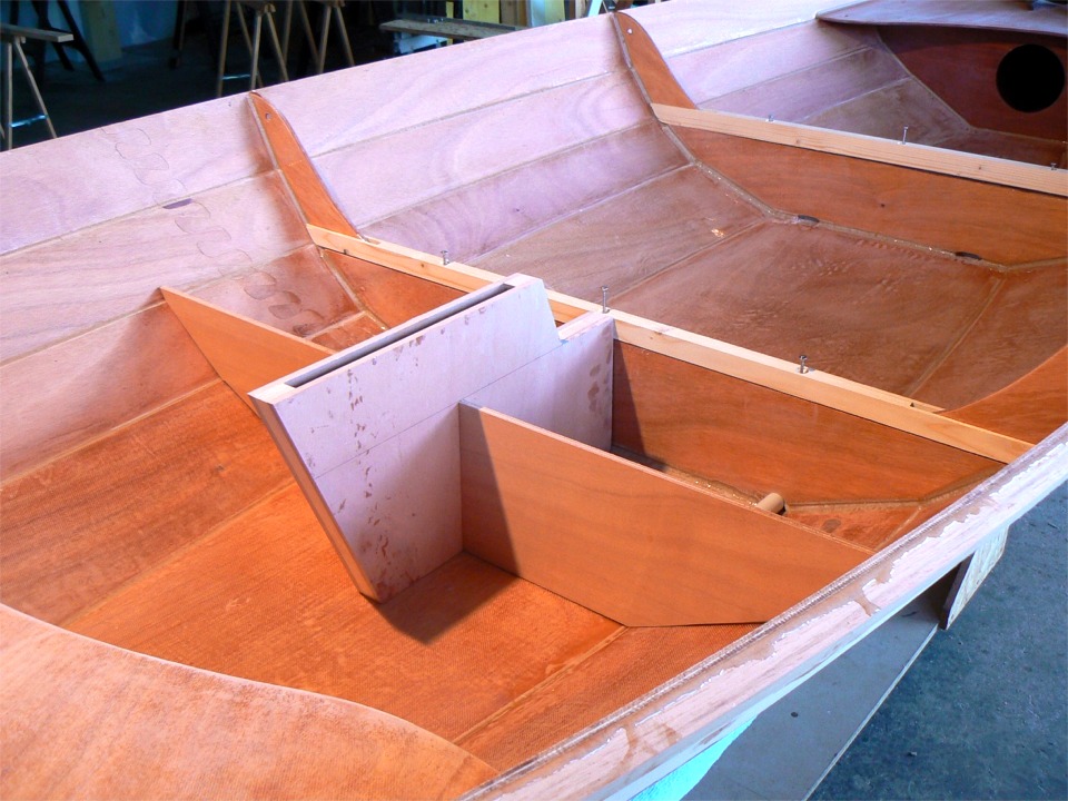 Il y aura deux nables dans la sole de part et d'autre du puits afin de commencer le remplissage par simple inondation et surtout de faire la vidange quand le bateau sera sorti de l'eau. Une trappe au-dessus de chacun des nables permettra de les ouvrir ou de les fermer, et de finir le remplissage par le haut. Les trappes joueront aussi le r&ocirc;le d'&eacute;vent pour la vidange. 