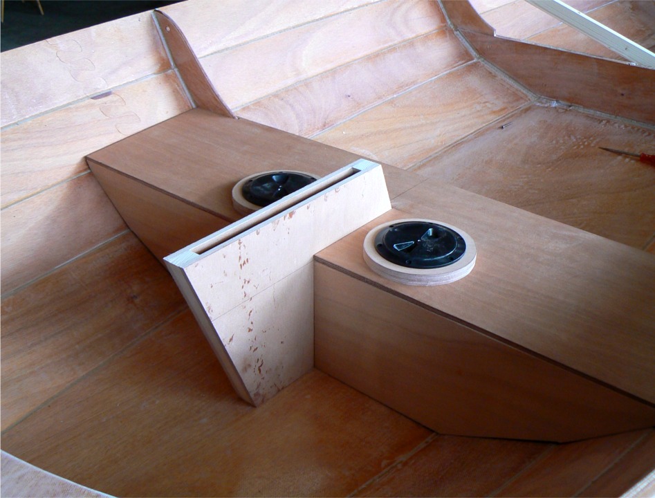 Le puits de d&eacute;rive est inclin&eacute; d'une vingtaine de degr&eacute;s vers l'avant afin de laisser la place au banc de nage (et &agrave; une partie sensible de l'anatomie du nageur), et afin de basculer la d&eacute;rive en arri&egrave;re, car l'imp&eacute;ratif pr&eacute;c&eacute;dent nous force &agrave; avancer un peu trop le puits par rapport au centre de voilure. 