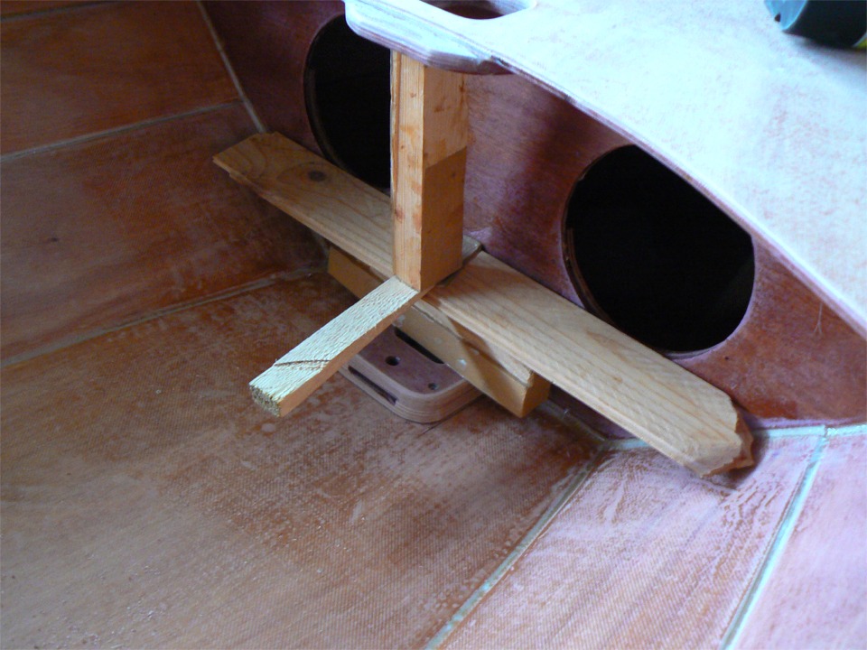 Calage du pied de m&acirc;t pour le per&ccedil;age des trous des 4 vis qui vont le tenir &agrave; la sole. Une fois perc&eacute;, le pied de m&acirc;t est viss&eacute; "&agrave; sec", sans colle, puis tout est d&eacute;mont&eacute; et je tartine grassement d'&eacute;poxy charg&eacute;e avant de remettre les vis. 