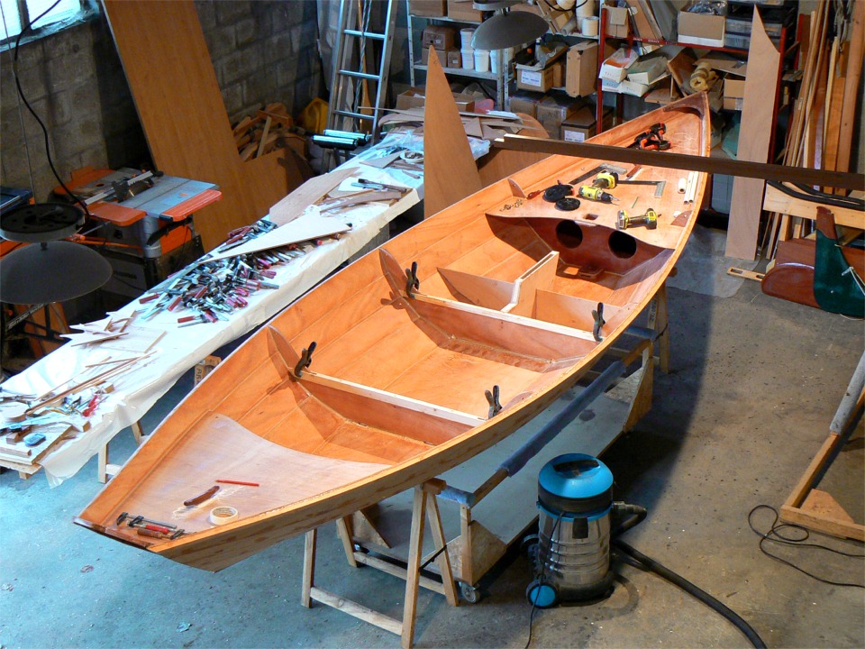 Le pied de m&acirc;t est coll&eacute;, de m&ecirc;me que le puits de d&eacute;rive et les cloisons avant du ballast. C'est un collage "l&eacute;ger", afin de positionner tous les &eacute;l&eacute;ments de base avant de faire de bons gros joints-cong&eacute;s dans tous les angles, et de stratifier tout l'int&eacute;rieur du ballast. 