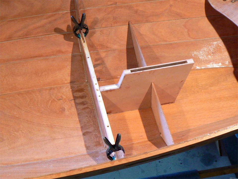 Je dois aussi repasser les tubes PVC des anguillers et les coller, par contre celui du bas du puits de d&eacute;rive, qui fait communiquer les deux r&eacute;servoirs, est d&eacute;j&agrave; en place. Les pinces tiennent les "fourches" du rehausseur autour de la membrure pendant le collage. 