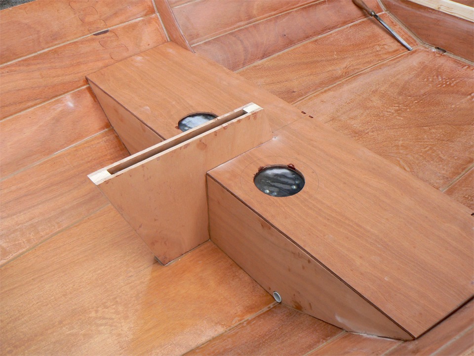 Je continue mes "am&eacute;liorations" sur le Doris 17 : le puits de d&eacute;rive est coll&eacute;, mais je dois encore faire ses joints-cong&eacute;s, de m&ecirc;me que ceux des cloisons avant du ballast liquide. Je fais l'essayage du couvercle du ballast, dont la stratification a durci, mais je n'ai pas encore d&eacute;coup&eacute; le tissu de verre exc&eacute;dentaire sur les ouvertures des trappes. 