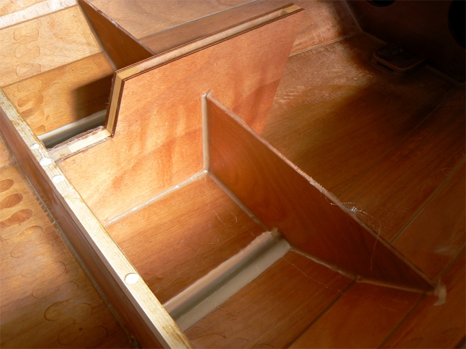 J'ai fait tous les joints-cong&eacute;s, et j'ai coul&eacute; de l'&eacute;poxy avec une charge basse densit&eacute; (pour le poids) de part et d'autre des tuyaux PVC, afin de faciliter la stratification de toute la surface int&eacute;rieure du ballast, que je viens &eacute;galement de faire, comme le montrent les bouts de fibre de verre qui d&eacute;passent en haut des cloisons. 