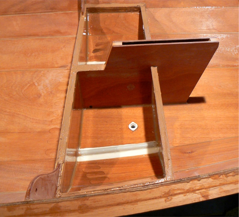 J'ai perc&eacute; les trous des nables et je les ai coll&eacute;s en place &agrave; l'&eacute;poxy. J'ai coll&eacute; des tasseaux sur le haut de la cloison avant et sur le bord&eacute;, afin de compl&eacute;ter les surfaces de contact qui me permettront de visser le couvercle, en plus du collage &agrave; l'&eacute;poxy.