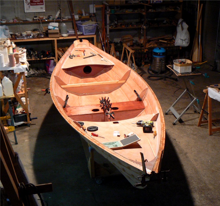 Collage du couvercle du ballast. J'ai aussi coll&eacute; deux tasseaux de part et d'autre du haut du puits de d&eacute;rive afin de le renforcer.