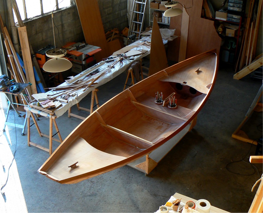 J'ai coll&eacute; le rehausseur des trappes de visite du ballast et pass&eacute; une couche d'impr&eacute;gnation &eacute;poxy sur les listons. 