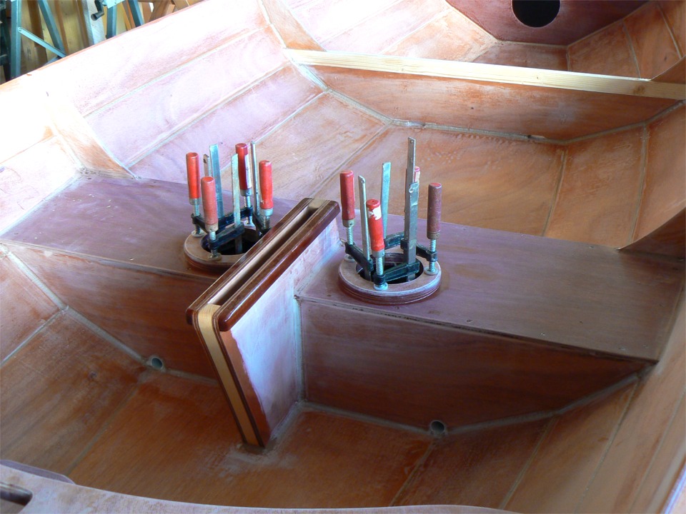 Gros plan sur le collage des rehausseurs de trappe du ballast. Leur int&eacute;r&ecirc;t est de donner un point haut afin de remplir le ballast au maximum et ainsi &eacute;viter la pr&eacute;sence nuisible d'air en haut du r&eacute;servoir. 