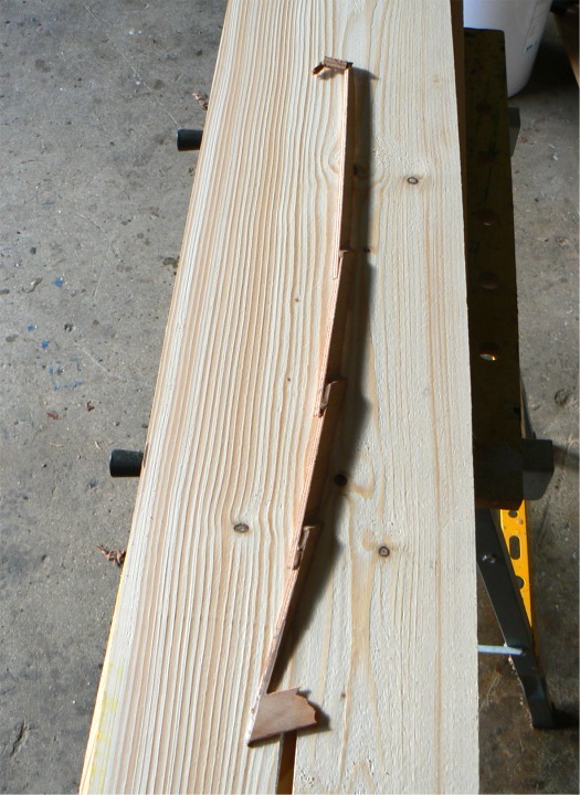 Cette chose &eacute;trange pos&eacute;e sur l'un de mes futurs bancs est le r&eacute;sultat de la d&eacute;coupe que je viens de faire au ras du tableau, cot&eacute; b&acirc;bord : de bas en haut, on a une tranche du liston coll&eacute;e au bord&eacute; 4, puis le 3, le 2, le 1 et enfin la sole avec un petit bout du bord&eacute; 1 tribord. Je suis assez content d'avoir r&eacute;ussi &agrave; d&eacute;couper le morceau sans le briser (on a les plaisirs que l'on peut s'offrir !) 