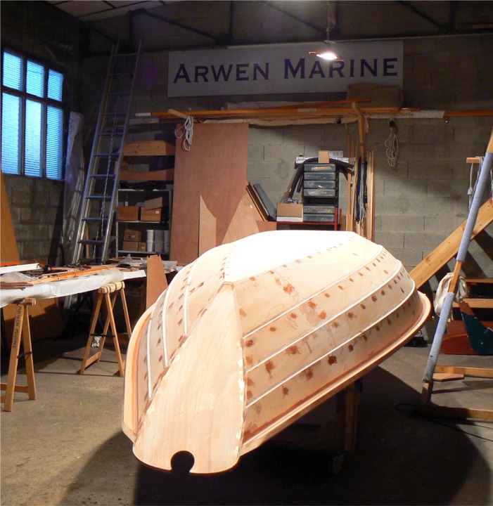 J'ai en effet retourn&eacute; le Doris 17 (sans l'aide d'Igor, car la coque est maintenant assez solide pour utiliser ma ch&egrave;vre) afin de finir l'ext&eacute;rieur : outre la d&eacute;coupe des bord&eacute;s au ras du tableau, j'ai fait un pon&ccedil;age g&eacute;n&eacute;ral et j'ai pass&eacute; une seconde couche pour reboucher les trous des sutures. En effet, le contreplaqu&eacute; autour du trou "boit" l'&eacute;poxy charg&eacute;e et il faut syst&eacute;matiquement en remettre pour faire disparaitre les trous. 