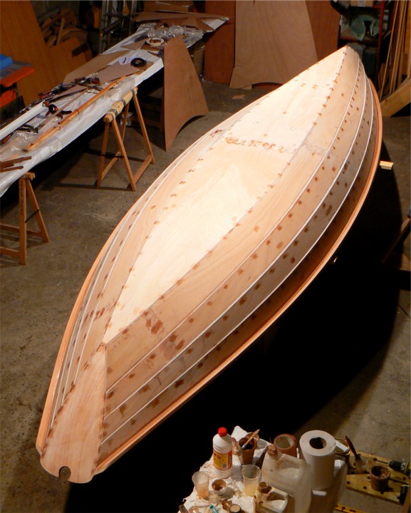 Cette photo explique mieux qu'un commentaire laborieux pourquoi ce Doris 17 sera rapide et stable : la coque est fine &agrave; la sole et s'&eacute;vase rapidement en montant au dessus de la flottaison. 