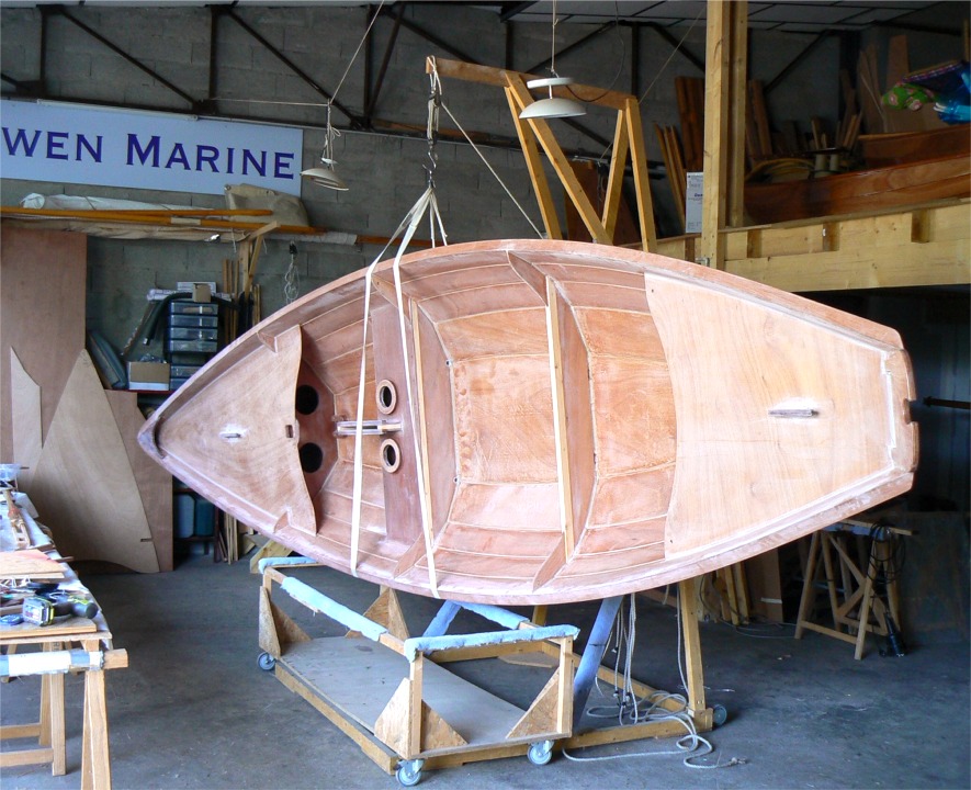 Nouveau retournement de situation, gr&acirc;ce &agrave; la ch&egrave;vre. Je n'ai pas pu peser la coque, qui d&eacute;passe la capacit&eacute; de mon peson &agrave; carpe (50 kg). On ne doit cependant pas &ecirc;tre trop loin au-dessus, et je vais tenter la mesure avec un p&egrave;se personne (la difficult&eacute; &eacute;tant de centrer le bateau sur le p&egrave;se-personne !) 