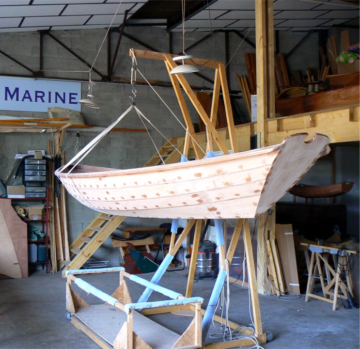 Voil&agrave; la coque &agrave; l'endroit, je n'ai plus qu'&agrave; la d&eacute;poser sur le chariot. Il manque encore le petit skeg qui augmente la stabilit&eacute; directionnelle &agrave; l'aviron. Je collerai aussi des "patins" par dessus la stratification afin d'&eacute;pargner la peinture du dessous de la sole. 