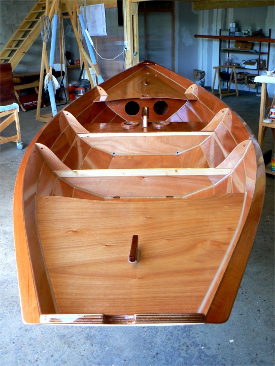 Car &ccedil;a y est, j'ai pass&eacute; la premi&egrave;re couche de vernis sur l'int&eacute;rieur, afin de prot&eacute;ger l'&eacute;poxy pendant le temps du Grand Pavois. 