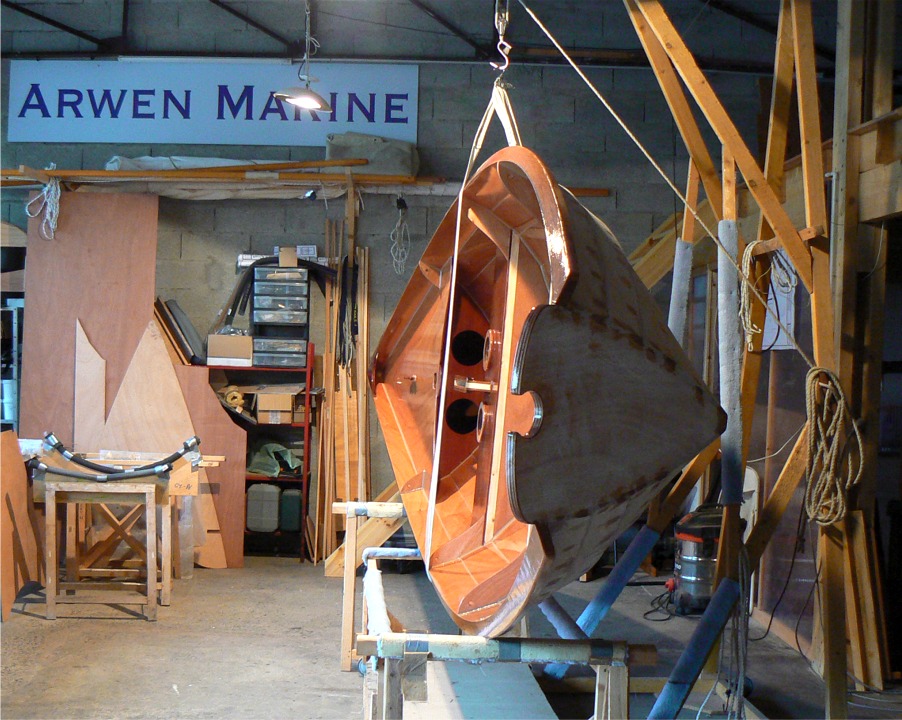 Je retourne de nouveau le Doris 17 : maintenant que l'int&eacute;rieur est raisonnablement prot&eacute;g&eacute;, il est temps de s'occuper du dessous... 