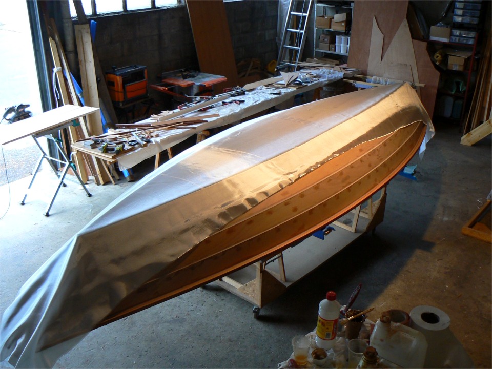 J'ai coup&eacute; 6 m&egrave;tres de tissu de verre pour la stratification. 