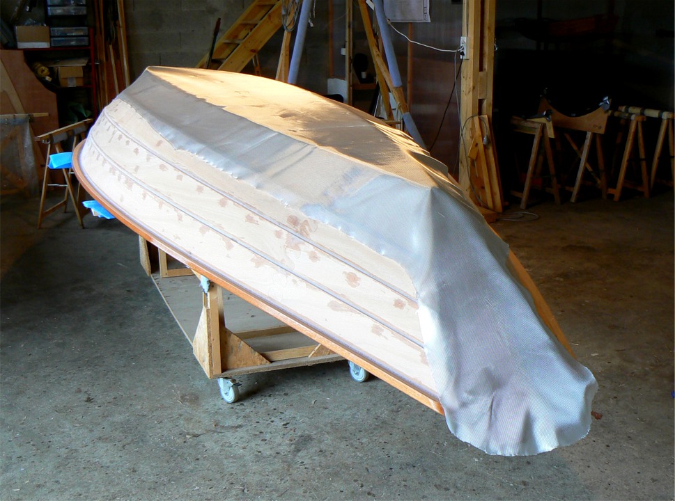 Le tissu est suffisamment mall&eacute;able pour se conformer &agrave; la forme de la coque sans trop faire de plis. 