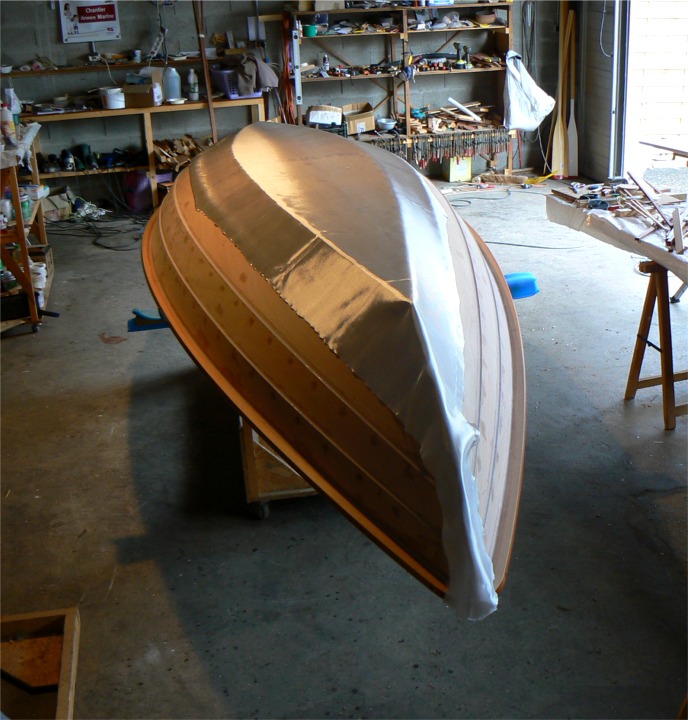 La stratification est faite d'une seule pi&egrave;ce de bout en bout, qui va du haut de l'&eacute;trave jusqu'au haut du tableau arri&egrave;re. 