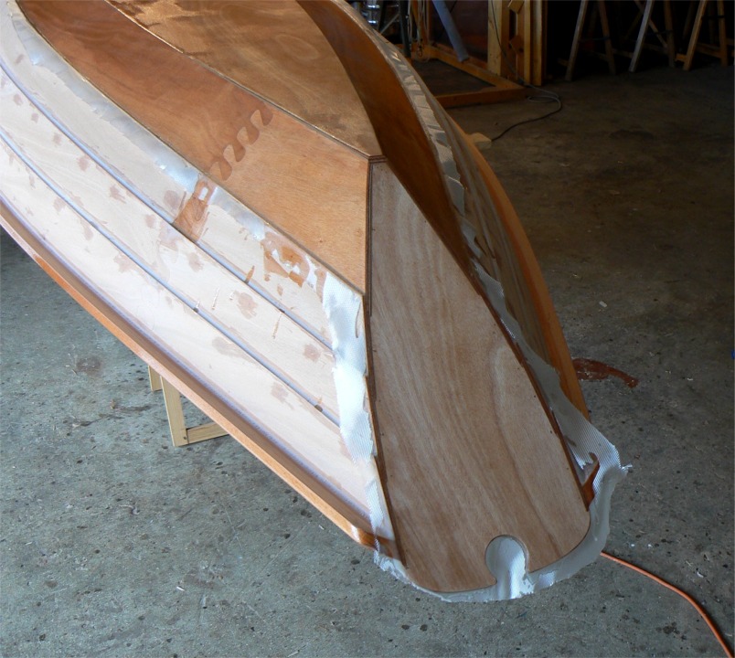 Vue apr&egrave;s saturation du tissu &agrave; l'&eacute;poxy : j'ai quand-m&ecirc;me du n&eacute;gocier assez longuement avec le tissu afin d&eacute;liminer les bulles causs&eacute;es par le talon du tableau. 