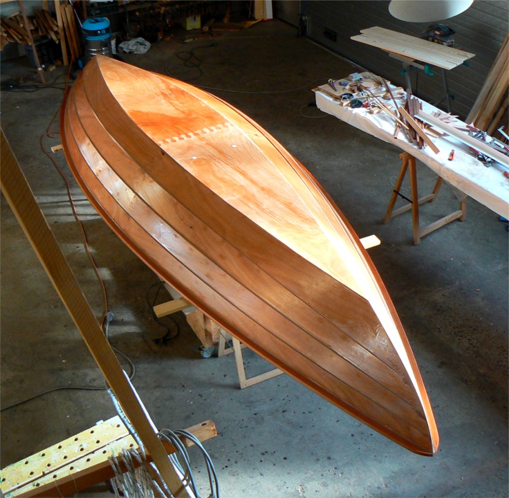 J'enchaine en passant une seconde couche d'&eacute;poxy "wet on wet" (comme on dit &agrave; Compi&egrave;gne) afin de rempir la trame du tissu, et une premi&egrave;re couche d'impr&eacute;gnation sur le reste de la coque. Elle est ainsi suffisamment prot&eacute;g&eacute;e pour affronter les voyage et le s&eacute;jour au Grand Pavois. 