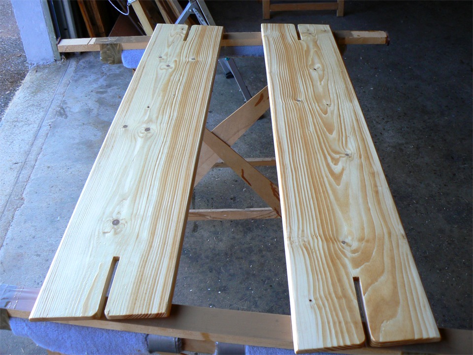 Voici les &eacute;bauches des bancs, qui viennent aussi de recevoir une couche d'impr&eacute;gnation &eacute;poxy. Il n'y a plus qu'&agrave; les visser sur leurs cales de support, qui ne sont pas encore coll&eacute;es dans la coque : &agrave; suivre.