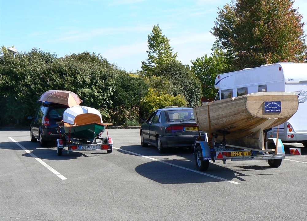 Je suis en effet accompagné de mon frère Gilles qui va aussi exposer la coque visible à droite sur le Village Bois du Grand Pavois, car il s'est résolu à proposer des bateaux à coque polyester, qui seront moulés à partir de la jolie coque bois que voici. Village Bois, polyester ??? Le Village Bois s'est en effet lui aussi résolu à accueillir des bateaux réalisés en matériaux autres que le bois, car l'offre de bateaux de construction traditionnelle bois a pratiquement disparu du fait de l'absence actuelle de demande. 