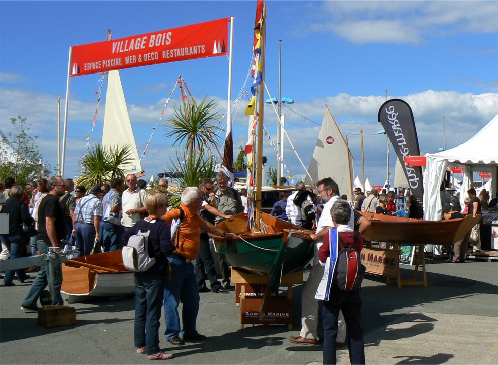 La parution pendant le salon du numéro de Voiles et Voiliers contenant un dossier sur la construction amateur avec un article sur la construction accompagnée du Skerry cause un surcroît d'intérêt pour le bateau. 