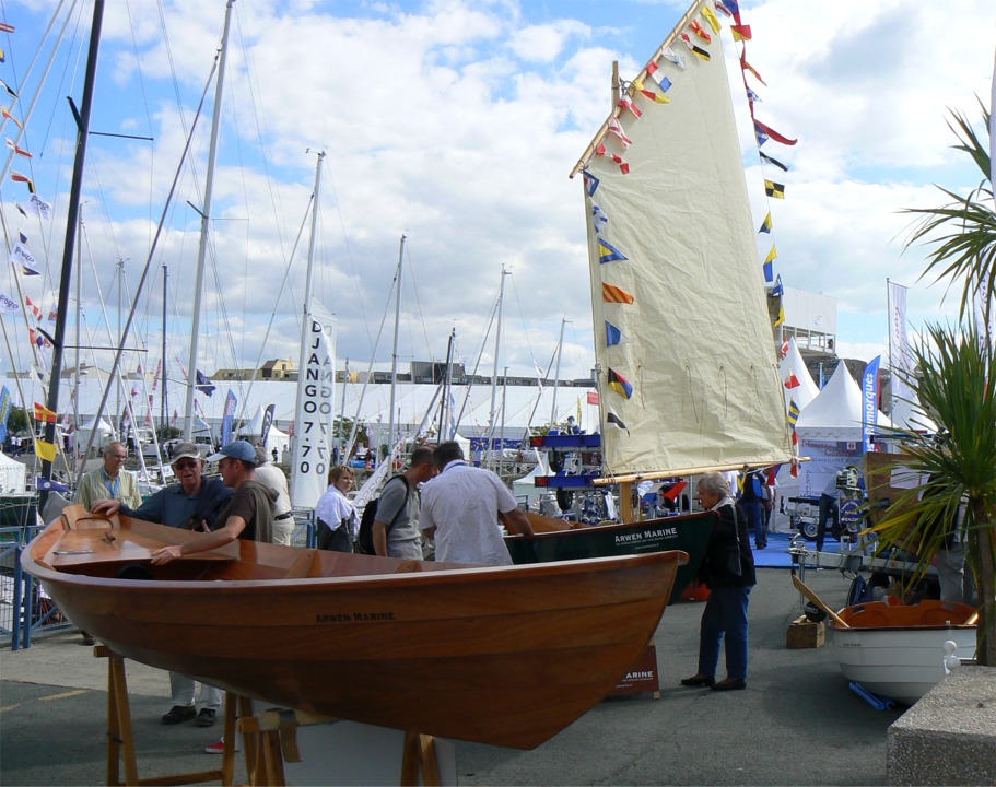 J'ai donc apporté quant à moi le Doris 17, le Skerry et le Youyou. C'est ce dernier qui a eu le plus de succès (a-do-rable !), à ma grande surprise, mais les deux autres se sont très bien défendus. Le Skerry commence à bénéficier du fait que plusieurs exemplaires naviguent (bientôt deux douzaines !) et le Doris 17 parait moins exotique sur notre littoral français, car le doris est un type connu chez nous. 