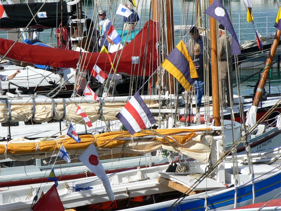 Heureusement, les magnifiques bateaux de l'Association des Amis du Musée de La Rochelle (pensez à couper le son) apportent un peu d'oxygène dans cette accumulation de produits de consommation. 