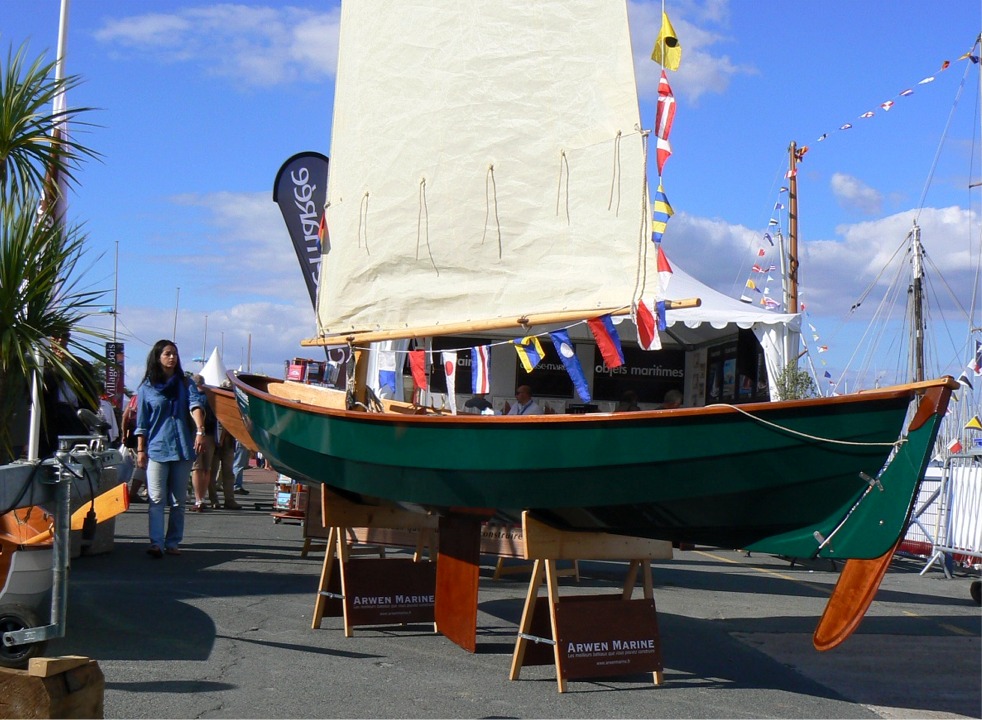 Et d'ailleurs, le Skerry que j'exposais au Grand Pavois de La Rochelle a rejoint son port d'attache à Arcachon. L'édition 2010 marque le retour de mon frère Gilles au Village Bois avec le prototype du "Monotype de Bréhat", un fin dayboat conçu dans les années 1930 pour régater en temps réel, et qui est aussi adapté à la promenade rapide, à la pêche et autres activités nautiques, et dont la coque sera moulée en "plastique", signe des temps... 