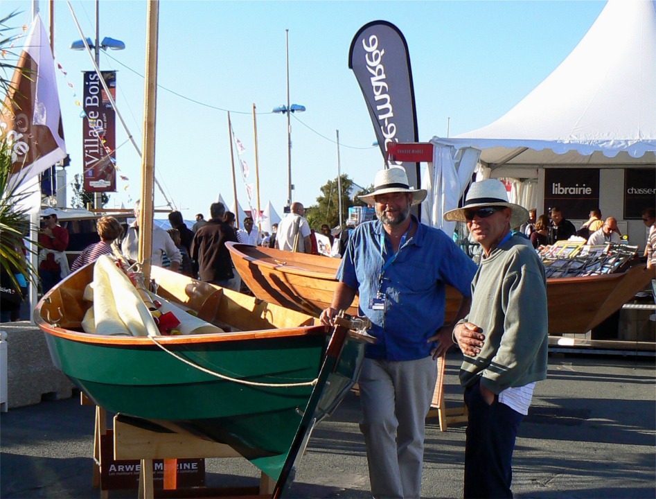 Photo posée des frères Conrath sous les chapeaux trouvés sur place pour résister à des journées entieres de soleil rochelais, inusuel tant en Côtes d'Armor qu'en Oise... Je devrais écrire "de deux des frères Conrath" car il y en a cinq, mais nous sommes les deux seuls à faire des bateaux pour l'instant ! 