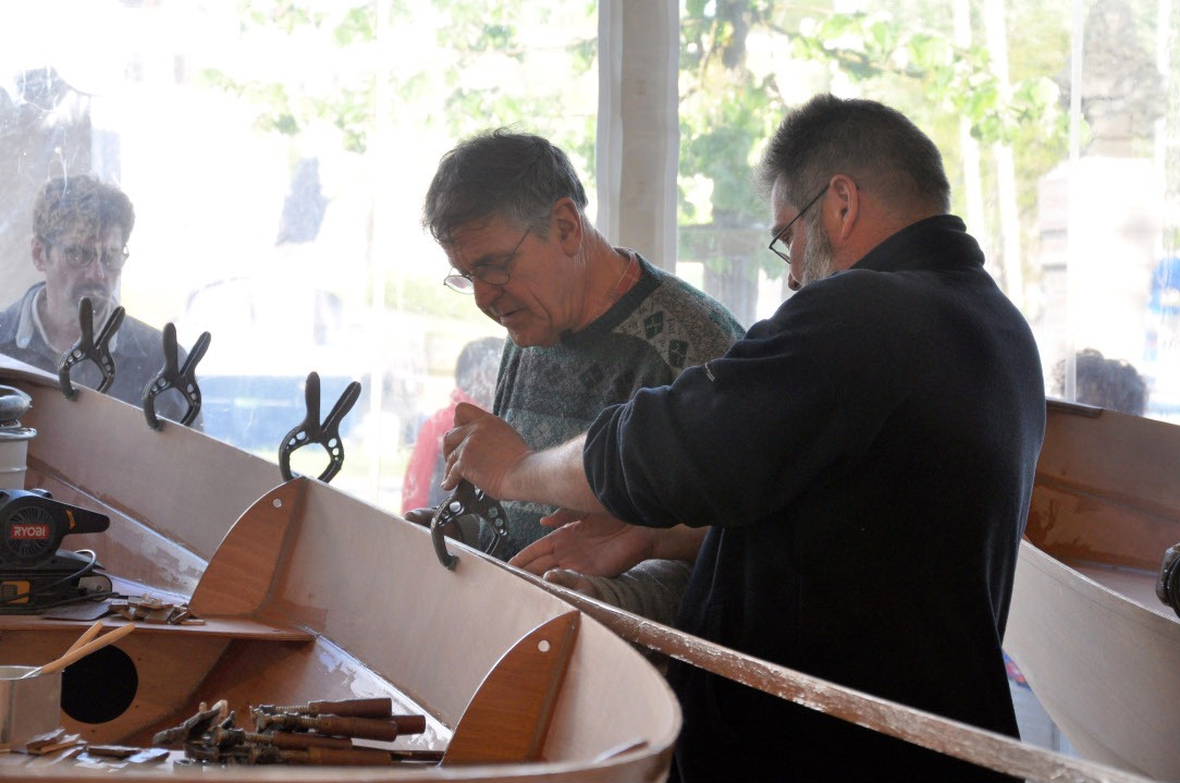 Collage du premier pli des listons. 