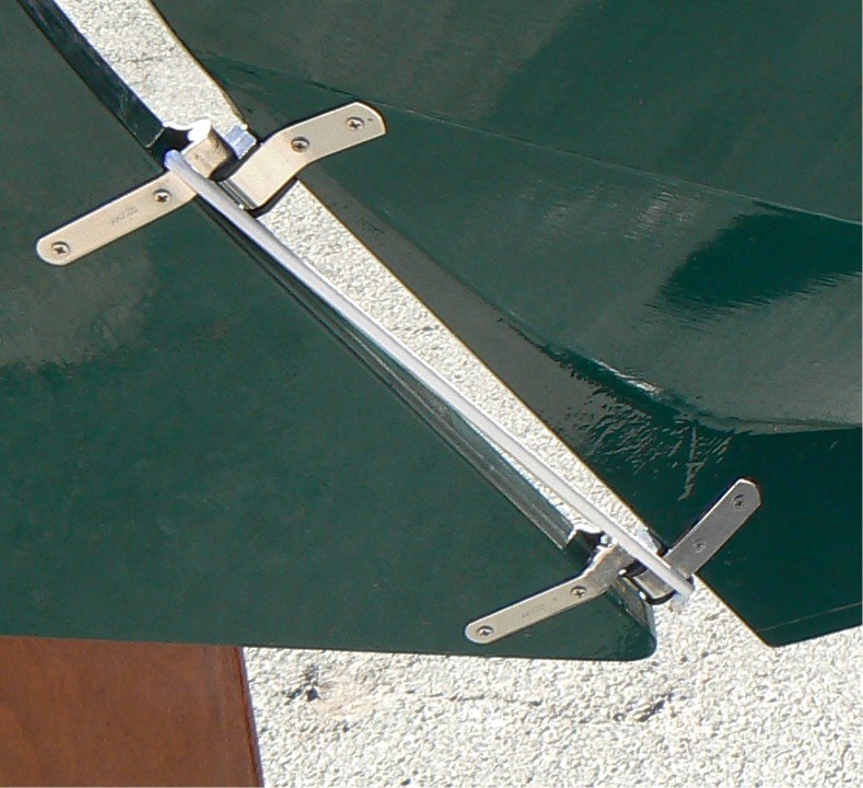 Et voici une vue du système de retenue que j'ai installé sur le gouvernail du Skerry : un bout de tendeur passe dans l'aiguillot du haut et est coupé et fermé à la bonne longueur pour être mis en tension sous le fémelot du bas, à chaque montage du gouvernail. Ainsi, le gouvernail ne se sauve pas au moindre prétexte, mais la retenue est suffisamment "faible" pour éviter de risquer d'arracher les ferrures en cas de choc ou de fort talonnage. S'il saute comme prévu dans ces cas là, il est assuré par un petit bout frappé sur la tête bâbord de la membrure arrière. 