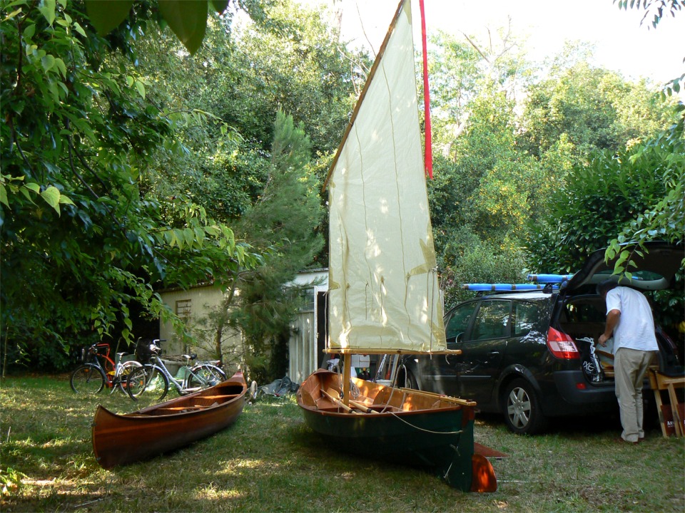 Voilà le Skerry arrivé à bon port, il fait connaissance avec un superbe canoë, d'un Farfadet et d'un 420 : le voilà en excellente compagnie ! 