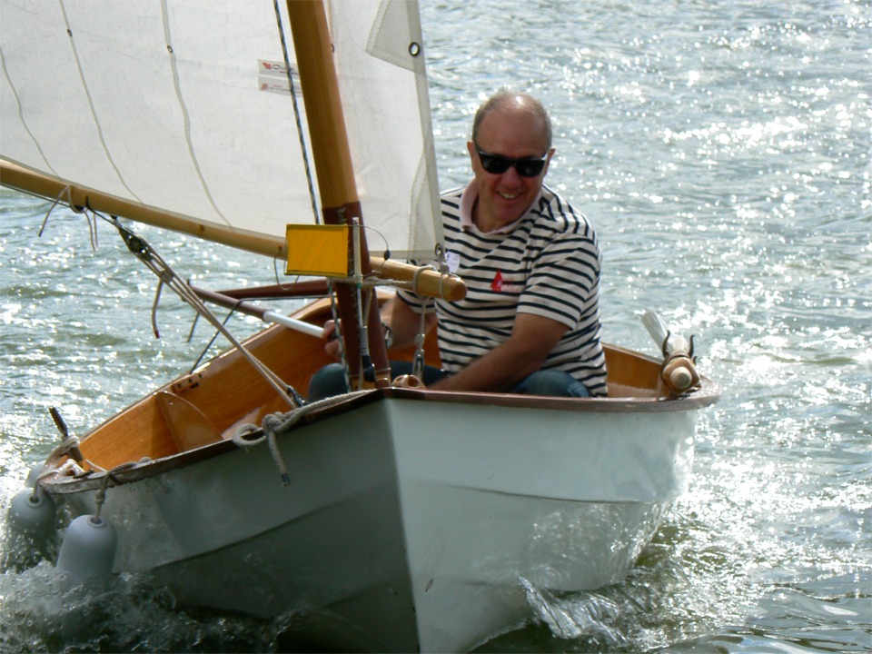 Oui, c'était bien "La Marie Pupuce", le Skerry de Gérard, sur l'image précédente et de nouveau ici, pendant l'une des belles éclaircies de ce samedi. En effet, la météo a froidement laissé tomber Guillemette, et l'Office du Tourisme d'Enghien, et le temps du samedi était assez couvert, avec une belle averse, mais de belles éclaircies. Celui du dimanche eut été à sa place en novembre... Mais ne nous plaignons pas, il y avait un bon vent, oscillant de la force 2 à un bon 4 avec rafales à 5 par moments. 