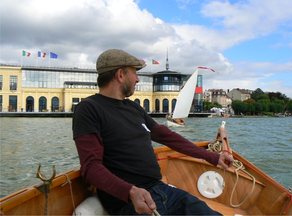 Nous finissons sur cette image du Casino d'Enghien-les-Bains, prise depuis "Anouket", en course contre "La Marie Pupuce". Un grand merci à Guillemette, cheville ouvrière de ce week end "Enghien Rétro Nautisme" dont la prochaine édition aura lieu dans 24 mois, sous les auspices de l'Office du Tourisme d'Enghien. 