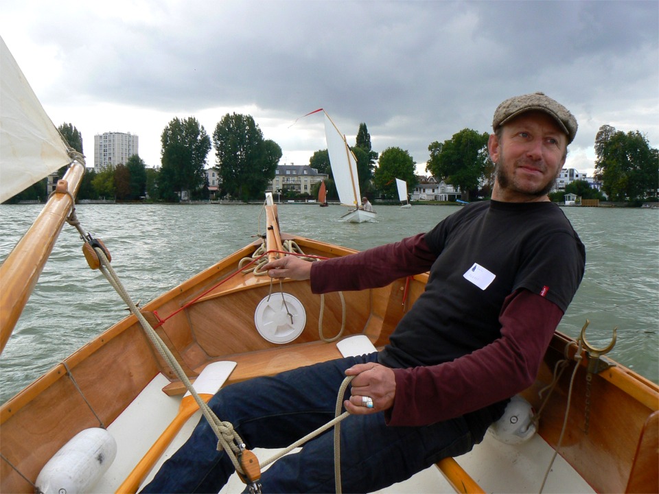 Nous restons à bord d'un Skerry : vous avez reconnu "Anouket" et son patron Ludo, en navigation suburbaine sur le lac d'Enghien, à l'occasion de "Rétro Nautisme". 