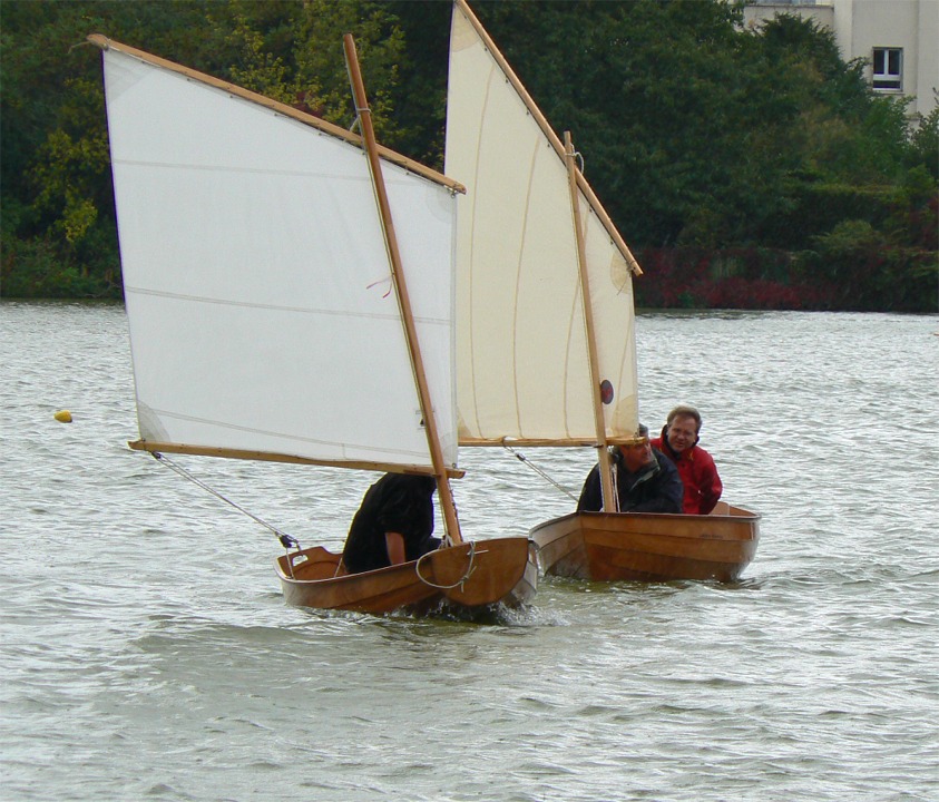 Encore la Prame d'Eastport et le Doris 12, qui n'existe normalement pas en version "voile", mais que j'ai pourvu d'une petite misaine au tiers qui pourrait aimsément être deux fois plus grande pour ce bateau. 