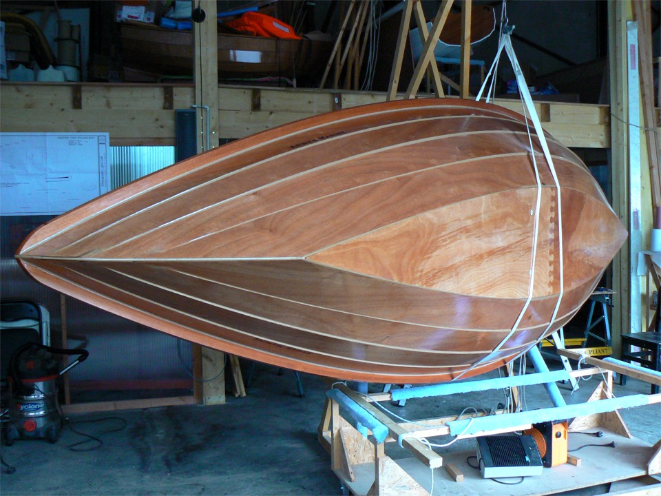 Outre le pon&ccedil;age, pr&eacute;lude &agrave; une seconde couche d'&eacute;poxy, je dois ouvrir le puits de d&eacute;rive &agrave; travers la sole, et faire les ouvertures pour fixer les "vide-vite". J'ai en effet cass&eacute; ma tirelire pour mettre deux petits vide-vite au fond du Doris 17. Je trouve ces trucs-l&agrave; presque magiques : ils &eacute;copent l'eau embarqu&eacute;e tout seuls (&agrave; condition que le bateau avance assez vite, quand-m&ecirc;me) ! D'ailleurs ils ont aussi le prix de trucs magiques... 